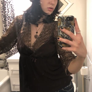 Brunt linne - Säljer detta bruna linne då det inte kommer till användning <3 Enbart använt några få gånger och i gott skick! Storlek L men skulle snarare säga S-M. Köpt secondhand :)