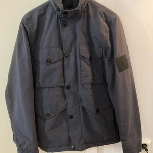 Peak performance jacka - Peak performance jacka i bra skick. Inga hål eller fläckar osv. Kan fraktas på köparens bekostnad. Fler bilder kan skickas på begäran.