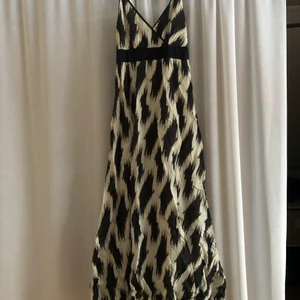 Lång klänning  - Mönstrad lång klänning i skönt material. Använde en gång då den var för lång för mig tyvärr.