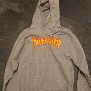 Thrasher hoodie - Strl S passar 160-ca175, Skick 4/10 (trasig på ärmarna) Tröjan är äkta och är köpt på Junkyard (nypris 1090kr). Skriv för mer bilder 