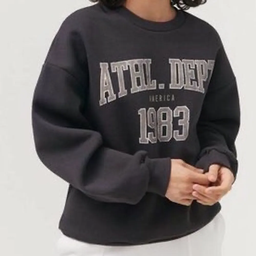 Hyfsat ny Gina sweatshirt,ser likadan ut som på bilden fast den blåa versionen som jag ej hittade bild på online.Skriv privat för egna bilder!!. Tröjor & Koftor.