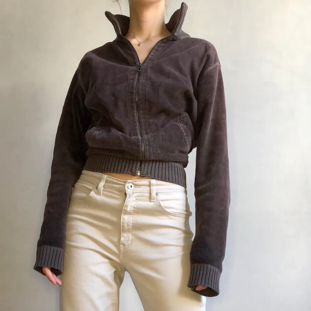 Vintage Marc O’Polo zipper i brunt manchestermaterial 🧡 på de två första bilderna har jag den instoppad!. Tröjor & Koftor.