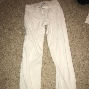 Vita mjukisbyxor - Vita mjukisbyxor, lite urtvättade, storlek 158/164. Köparen står för frakten!