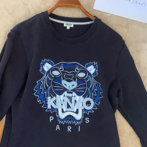 Kenzo tröja strl L/M - Säljer pågrund att den blivit för liten. Köpt från merch of Sweden och finns inga hål eller fläckar. Köpte år 2019 och kollektionen/ färgen säljs inte längre. Jag har påse som jag köpte tröjan ifrån