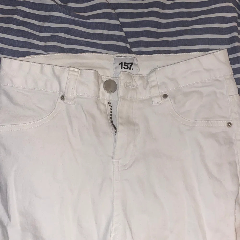 Vita jeans från Lager 157 i storlek S men passar nog också en XS. Använd fåtal gånger. 50kr + frakt. Jeans & Byxor.