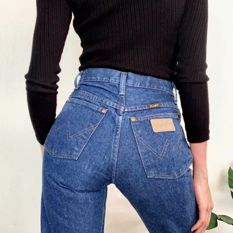 Nyköpta Wrangel byxor, helt oanvända med lappar kvar. Skitsnygga och sköna. Passar bra på mig som är 160 och bär 36-38. Frakt betalar du ❤️ Pris kan diskuteras! . Jeans & Byxor.