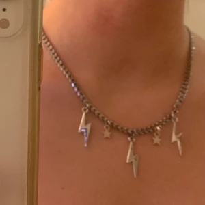 Trendigt blixthalsband  - Säljer detta blixthalsband då jag inte har fått nån användning av det. Är i mycket bra skick och väldigt fin💗💫 köparen står för frakten