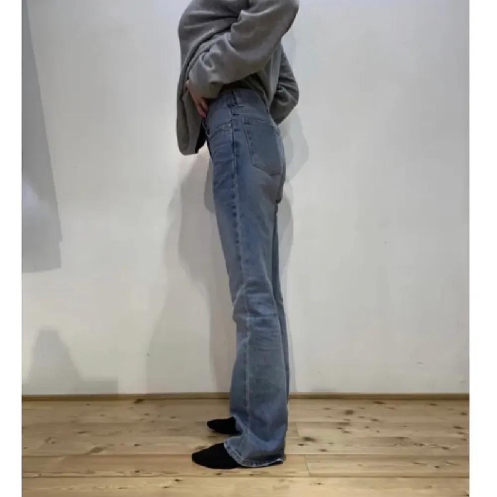 Super snygga vintage Helmut Lang jeans som tyvärr inte passar mig. Måtten för storleken står i bild nr 2. . Jeans & Byxor.