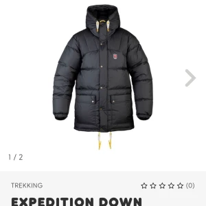 Fjällräven Expedition Done Jacket Man XS - Säljer en jacka från fjällräven i storlek xs som endast har använts två gånger. Den är väldigt stor i storleken och sitter mer som s eller m. Jackan är som ny! Nypriset på jackan är 8000 och är slut på deras hemsida. Färgen är svart