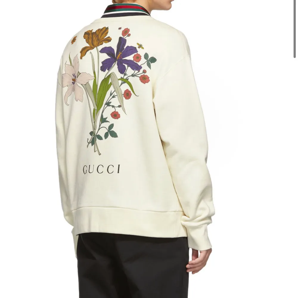 Hej. Jag köpte denna tröja från Gucci i Stockholm under April 2019, men har hängt i garderoben sen dess. Inköpt för runt 9000 kr. Givetvis äkta, och om lådorna hittas följer de med om det så viljas. Kvitto saknas tyvärr. Storlek L. Tröjor & Koftor.
