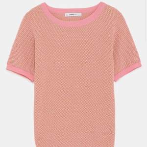 Superfint Zara stickad t - shirt som inte säljs längre. Jättefin beige / rosa färg och aldrig använd. Bra kvalité och i storlek M