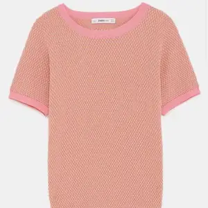 Superfint Zara stickad t - shirt som inte säljs längre. Jättefin beige / rosa färg och aldrig använd. Bra kvalité och i storlek M