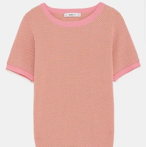 Stickad t-shirt!!! - Superfint Zara stickad t - shirt som inte säljs längre. Jättefin beige / rosa färg och aldrig använd. Bra kvalité och i storlek M