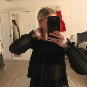 Mesh topp - Jättegullig topp som passar perfekt över en bikini på sommaren, väldigt stretchigt tyg (mesh material)🥺 bara använd 1 gång och jag klippt den så den sitter som en bandå topp