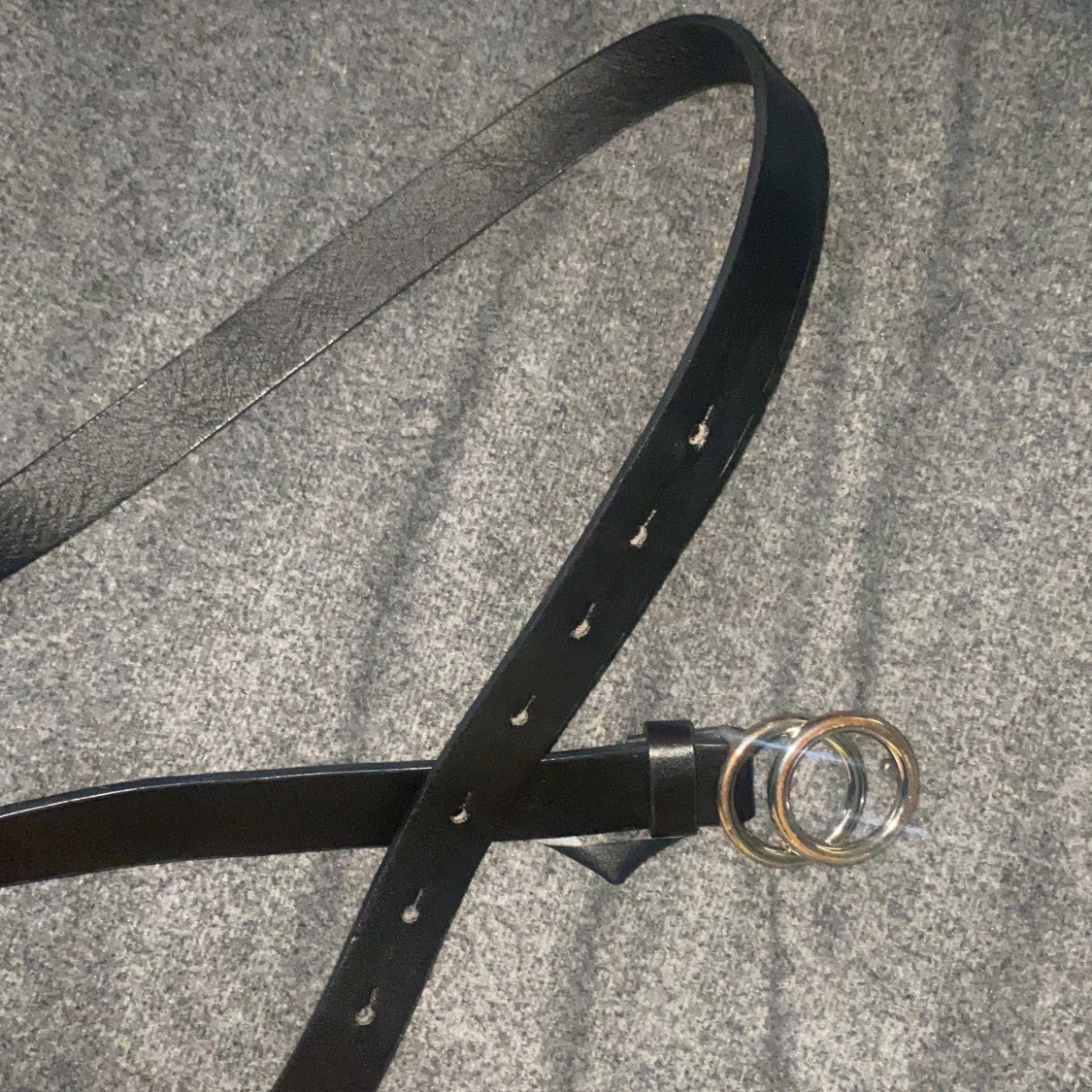 Svary skärp med silverdetalj