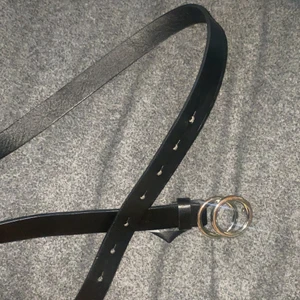 Svary skärp med silverdetalj - Säljer ett knappt använt skärp som är från Gina Tricot.