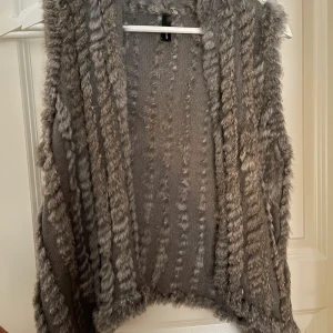 Pälsväst - Äkta pälsväst! Säljer pga den inte kommer till användning. Tycker självfallet det är dumt med äkta päls men tänker att den lika väl kan komma till användning! 🥺🥰  kan tänka mig billigare pris vid snabb affär!