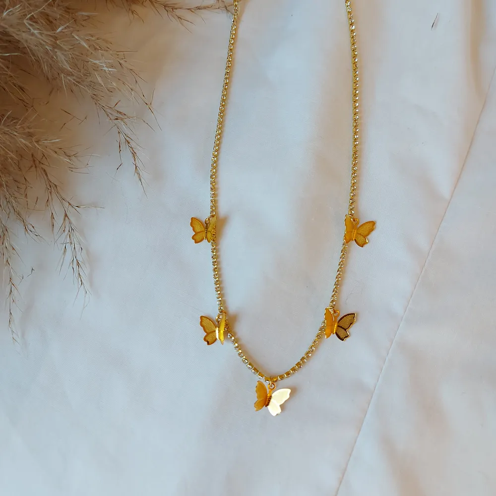 N Y H E T !  Detta fantastiska halsband är i guld med en strasskedja och super fina fjärilar. Pris: 99 kr (frakt inräknad). Accessoarer.