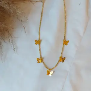 N Y H E T !  Detta fantastiska halsband är i guld med en strasskedja och super fina fjärilar. Pris: 99 kr (frakt inräknad)
