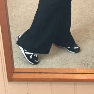 Adidas sneakers - Snygga sneakers från adidas! Säljes pga lite för små. Köpt för länge sedan men aldrig använda ute. Står 38 i men skulle säga att de sitter som en 36a. Modell zx750. Nypris 1000kr