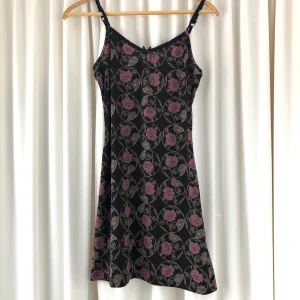 Klänning - Superfin klänning i fint mönster. Toppenskick✨ Budgivning i kommentarerna pga flera intresserade. Budgivningen avslutas måndag klockan 20:00✨