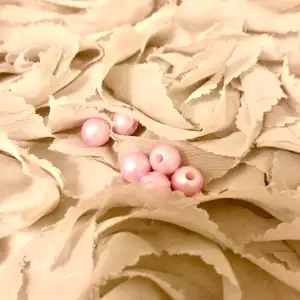 Dessa pärlor är rosa och är vaxade, dom är enkla pärlor , som alla andra vax pärlor.