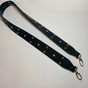 Väskband  - Fint väskband med gulddetaljer.💕