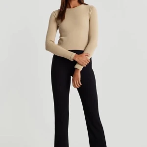 Ginatricot byxor - Säljer de här byxorna från Gina. Jättesköna och mjuka men tyvärr så är de för stora för mig. Har använt de Max 3 gånger. Storlek S. Köpt för 249kr