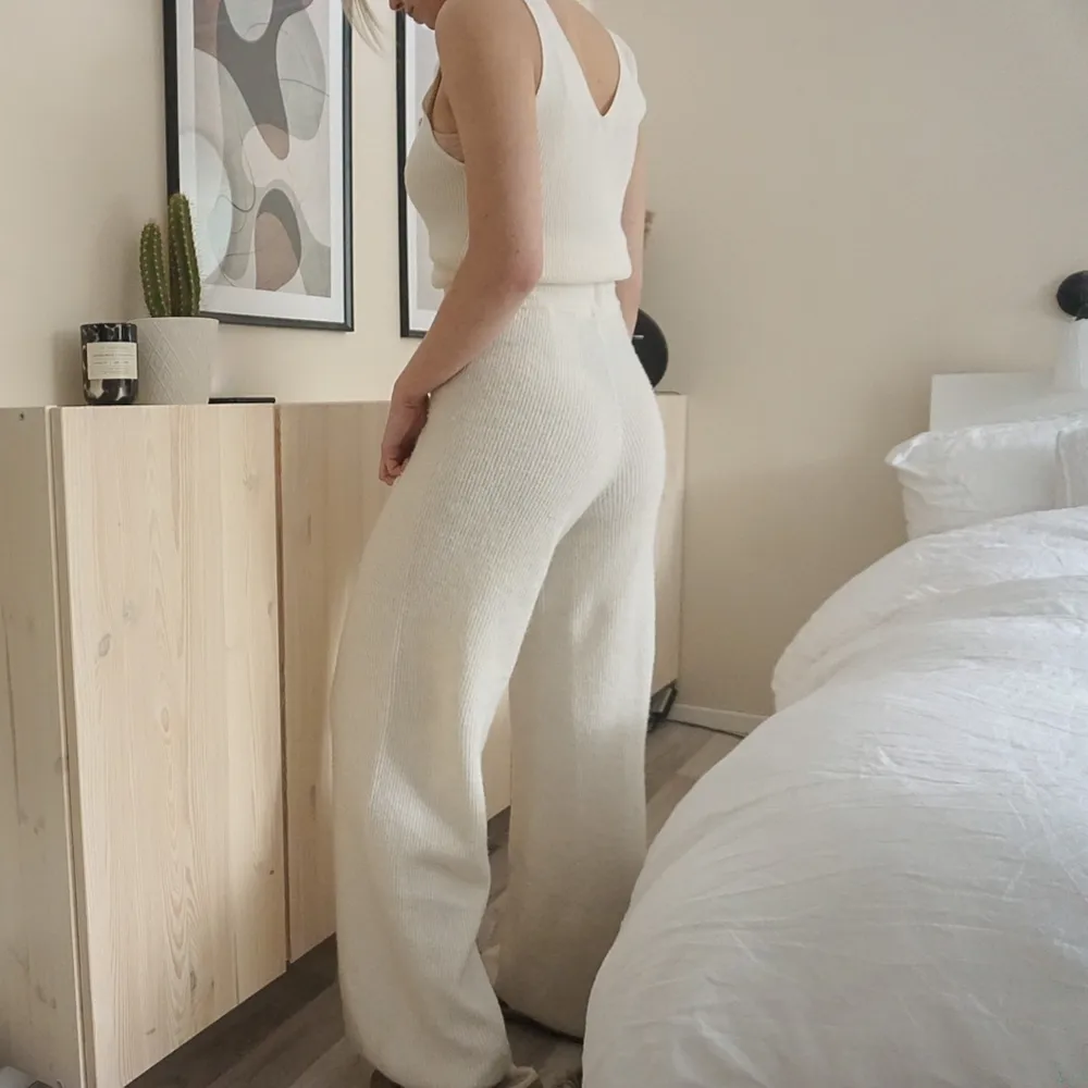 Vita stickade byxor från den slutsålda kollektionen av Maja Nilsson Linelöf för Gina tricot. Köpta för 599 kr och använda en gång. Frakt står köparen för. :). Jeans & Byxor.
