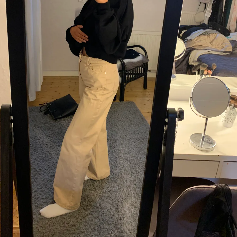 Vida jeans ifrån monki, modellen Yoko. De är i storlek 28 men jag är egentligen storlek 27 och dessa sitter bra på mig. Väldigt bra kvalite då de bara är använda ett fåtal gånger. Säljer för 200kr😁. Jeans & Byxor.