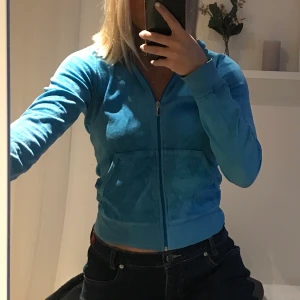 Blå juicy couture kofta - Superfin juicy couture kofta. Köpt på plick. Storlek medium men ganska liten i storleken. Skriv för fler bilder😇