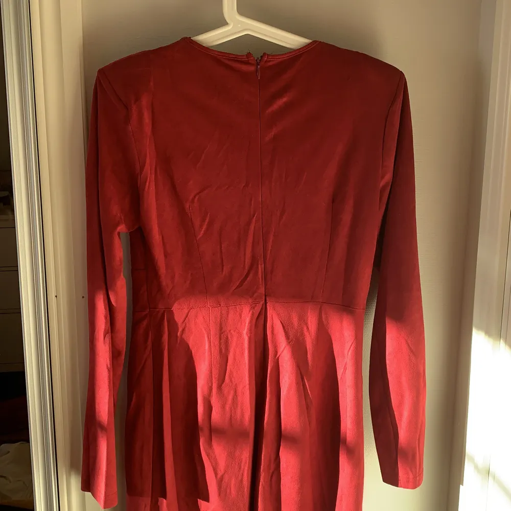 Röd klänning från nly trend. Storlek M. Det är små inlägg i axlarna så att det blir ”puffaxlar”. Dragkedja i ryggen. Klänningar.