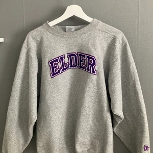 Vintage tjocktröja  - Funderar på att sälja en utav mina favorittröjor, superfint skick och passar till typ allt!!🥰 Storlek S, startbud 300, buda med minst 10 kr skillnad och exklusive frakt! Högsta bud just nu 550!! (Budgivning avslutas söndag 21/2!!!!)