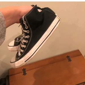 Svarta converse strlk 41 - Passar personer med strlk 40. Säljer för det kommer inte till andledning. 