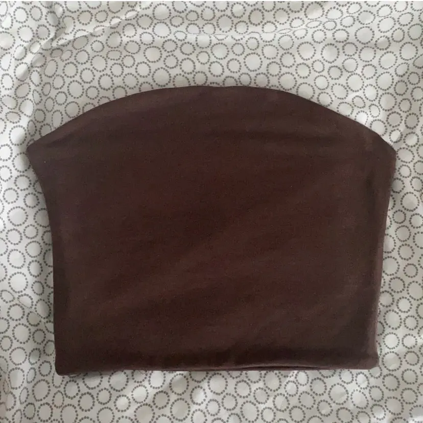 Snygg brun topp i superfint skick, den är från BikBok🤎🤎 frakt på 24kr eller mötas upp i Stockholm . Toppar.