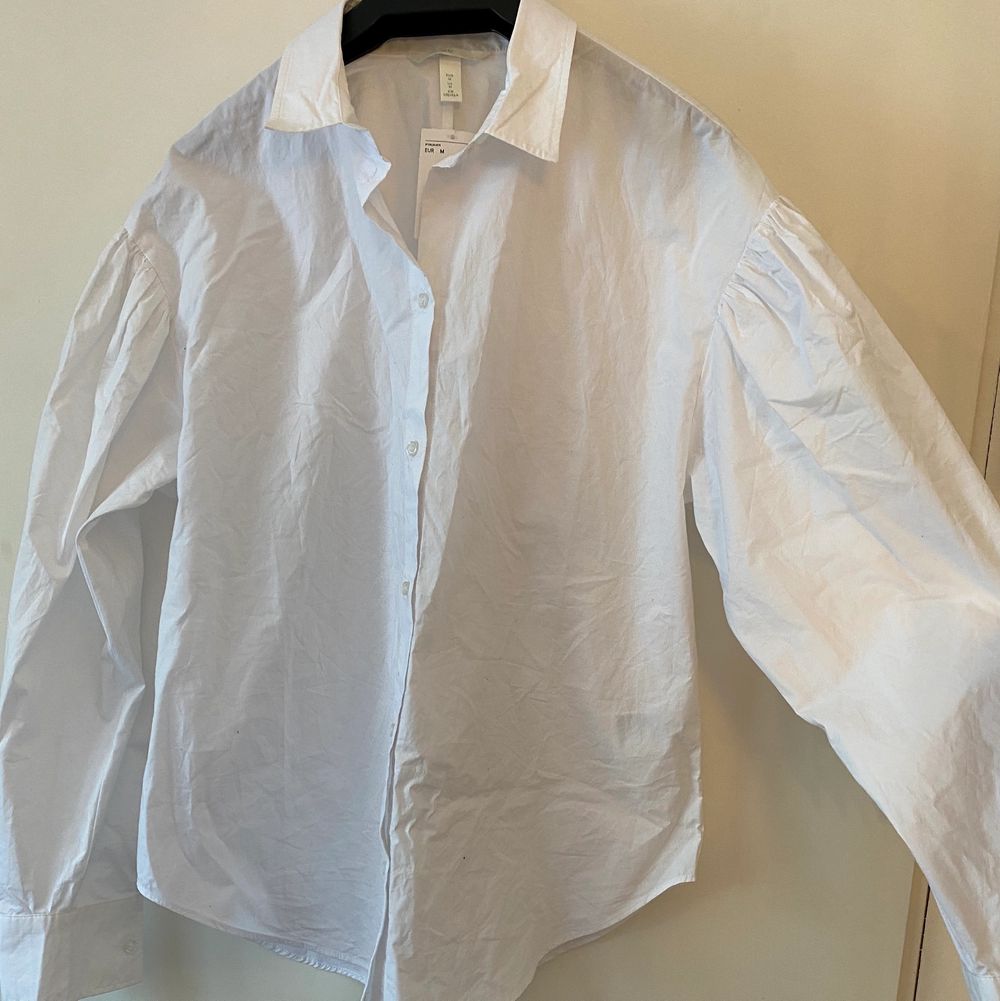 Säljer denna superfina skjorta med puffärmar i storlek M då den inte riktigt är min stil,helt ny bara provad med prislappen kvar💓                                      Köpt för 179kr men säljer för 70kr + frakt (44kr)💓. Skjortor.
