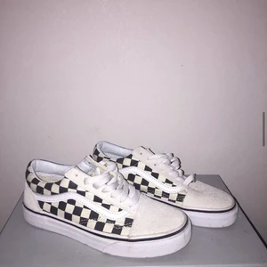 Vans skor - Coola vans skor som tyvärr blivit för små så dom är knappt använda💗