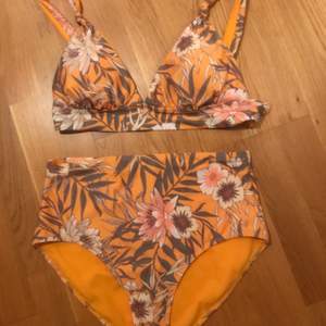 Bikini från KappAhl, inköpt augusti 2020. Använd 1 gång.  Mörkgul med blommor.  Storlek M . Kan mötas upp, skickar också köparen står för portot 