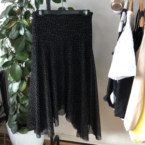 kjol - jättefin kjol som är sneskuren, knappt använd