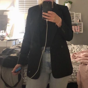 Kavaj - kavaj från sisters point köpt på nelly. använd ett fåtal gånger men har tyvärr växt ur den då den sittet väldigt trångt vid axlarna. som i nyskick. köpare står för frakt💕