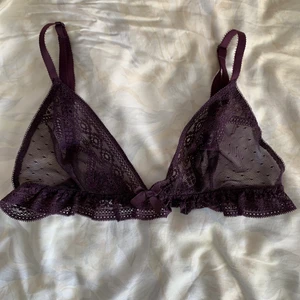 Lila bralette  - Väldigt söt bralette! Fint mönster, söt liten rosett och volanger undertill. När jag köpte den stod det att det var storlek 75A, men måttet runtom stämmer inte för den var alldeles för stor för mig.