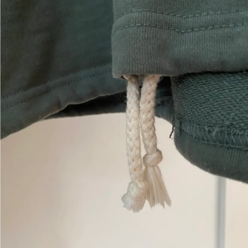En mörkgrön kort hoodie från bikbok i stl S💞 Säljer pga av att den inte kommit till användning✨ Dessutom har den knyten både vid kragen och nere som man kan spänna åt!!. Hoodies.