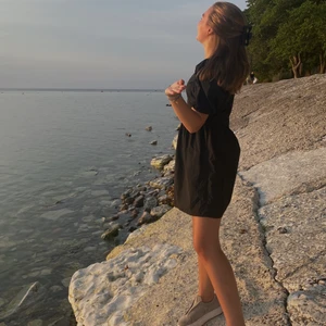 Svart klänning - Superfin svart klänning med puffärmar🥰 storlek 32, passar xs-s