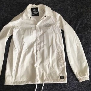 Dickies jacka - Dickies windbreaker med reflextryck. XS med sitter mer som S. Skriv för mer bilder