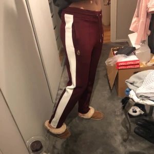 Luke Sport trackpants!!! - Säljer dessa byxor åt min storebror då dom inte passade. Ett par vinröda tracksuit byxor från Luke sport som är i nyskick!!! De är jättesköna och passar både tjejer och killar. Nypris är ca 700kr, mitt pris 400kr💕💕💕💕