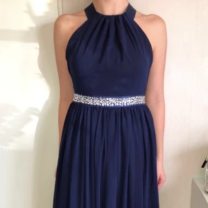 Balklänning - Denna fina klänning är bara använd 1 gång och ser nu ingen användning av att jag ska ha den. Den passar stl 12 uk eller 38 och personer på bilden är min syster som är stl 36. 