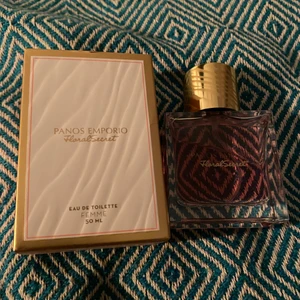 Perfym från Panos Emporio  - Perfym 50 ml helt oanvänd. Ny pris är 600 kr. Doften ”floralsecret”. Säljer eftersom att jag har två st! Luktar jättegott 💗