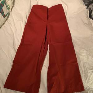 Ett par asballa röda byxor som jag hade behållt själv om det inte var för korta i benen för mig som är 170, iallafall för korta för min smak❤️ Från märket COS