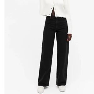 Svarta Jeans - Så snygga svarta jeans från Monki. Endast testade, inte alls använda. Säljs pga fel storlek. Nypris: 400kr.