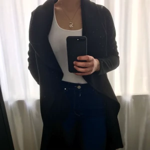 Kappa - En svart lång och skön kappa. Armarna är av ett lenare material. Storlek: Onesize, passar alla storlekar. Nypris: 349